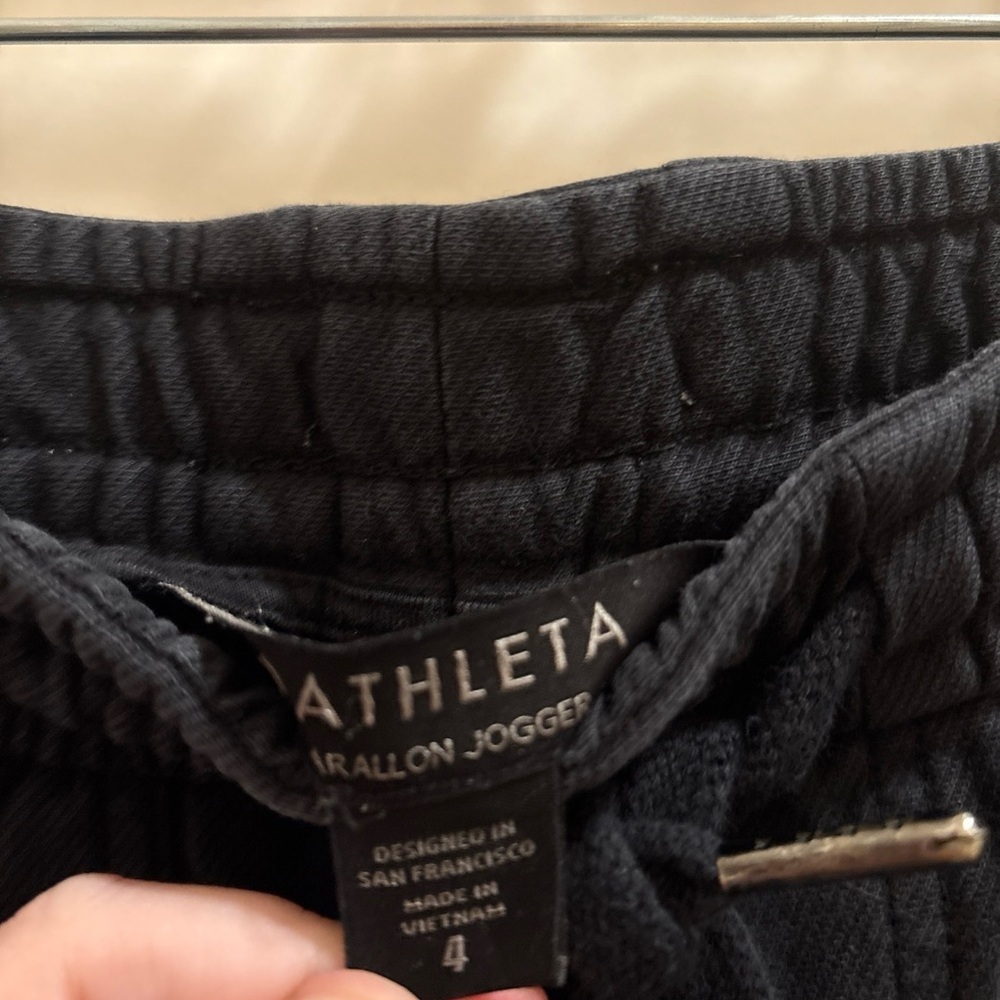Women's ATHLETA Farallon Jogger Pants Sz 4 Black Elastic Waist Pockets Lifestyle - Picture 3 of 4